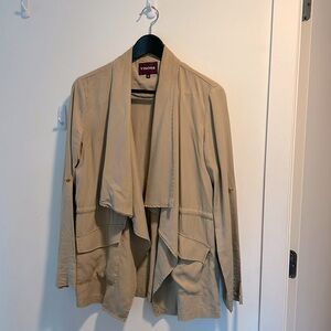 Lightweight jacket with drawstring waist and optional roll up sleeves